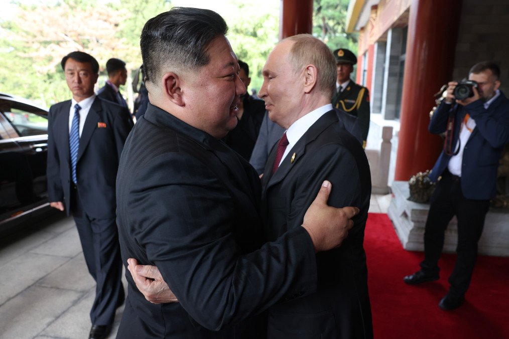 Trenes de carga cruzando la frontera entre Corea del Norte y Rusia, presuntamente transportando munición de artillería y misiles balísticos para el frente ucraniano.