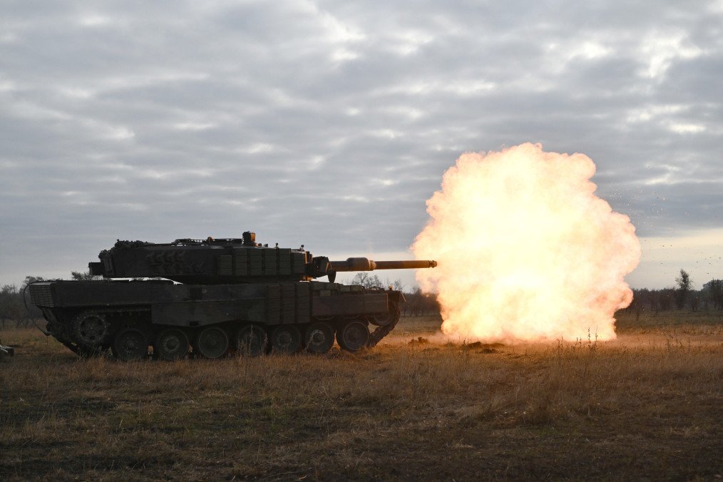 Ukrainian Leopard 2 Tank Wrecks Entire Russian Armored Column In Kurakhove Ambush, Video