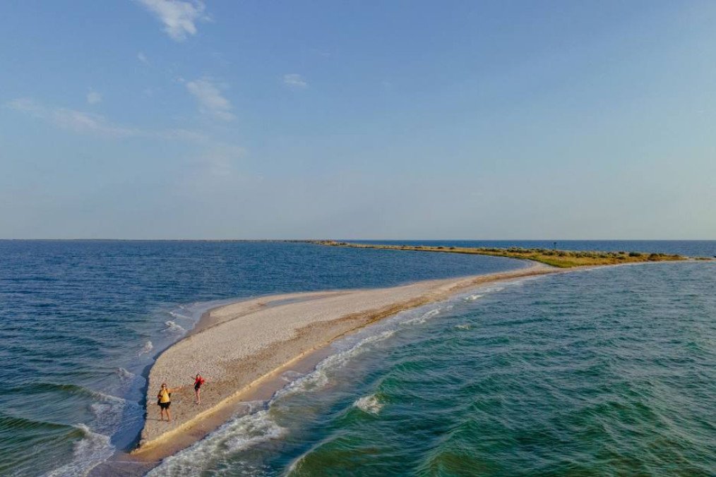 Visitors walk along the narrow shoreline of the Kinburn Spit, a remote sandbar between the Black Sea and the Dnipro-Buh estuary in southern Ukraine. (Photo: Open source) Visitors walk along the narrow shoreline of the Kinburn Spit, a remote sandbar between the Black Sea and the Dnipro-Buh estuary in southern Ukraine. (Photo: Open source)