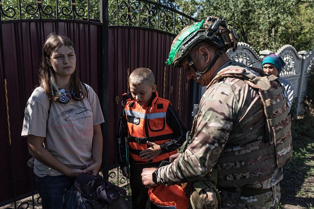The “White Angels” police group evacuates a couple and a mother and her five children from the village of Andriivka, following the advance of Russian troops, in the Donetsk Oblast, Ukraine. (Source: Getty Images) The “White Angels” police group evacuates a couple and a mother and her five children from the village of Andriivka, following the advance of Russian troops, in the Donetsk Oblast, Ukraine. (Source: Getty Images)