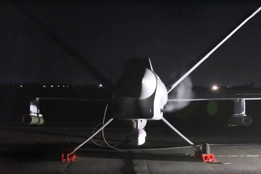 Vista trasera del dron Orion ruso en una pista de aterrizaje nocturna, armado con misiles guiados Kh-BPLA bajo cada ala. (Fuente: Defence Blog) ultima hora guerra en ucrania ucrania news drone drones rusia ucrania noticias misiles rusia drone drones