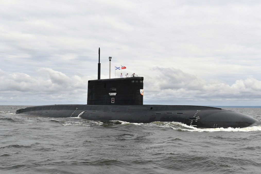 Russian sailors stand aboard the Kilo-class submarine Petropavlovsk-Kamchatsky during the Navy Day parade in St. Petersburg on July 25, 2021. Illustrative photo. (Source: Getty Images) Russian sailors stand aboard the Kilo-class submarine Petropavlovsk-Kamchatsky during the Navy Day parade in St. Petersburg on July 25, 2021. Illustrative photo. (Source: Getty Images)