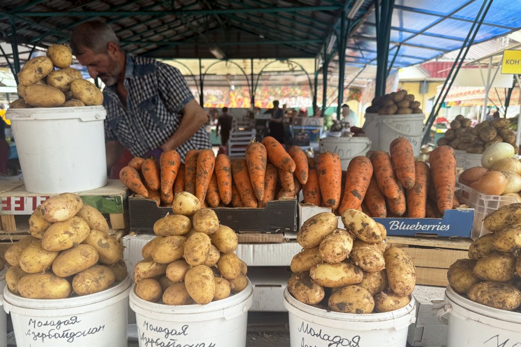 Russia Faces Looming Potato Deficit as Harvest Drops by 1 Million Tons A trader sells potatoes, carrots and onions. (Source: Getty Images)