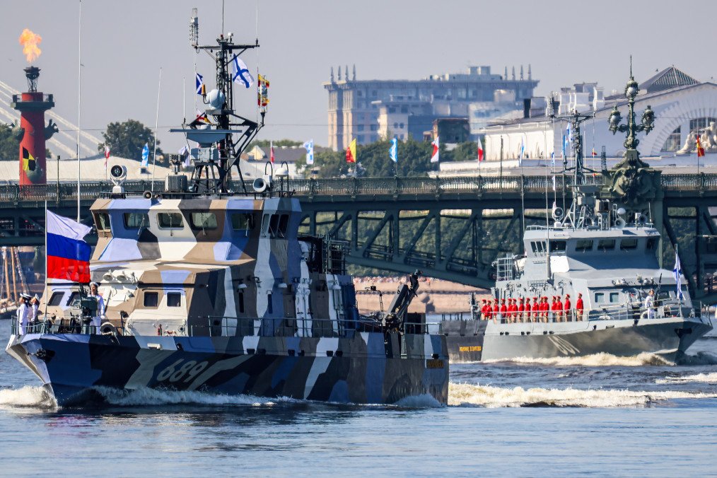 Fuerzas rusas en el delta del Dniéper con limitaciones logísticas por falta de embarcaciones.