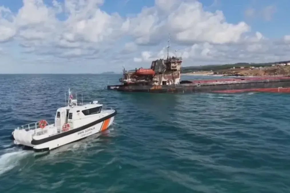 Turkish Coast Guard vessel approaches the grounded Russian cargo ship OMSKIY-107 off the coast of Istanbul’s Şile district. (Source: Turkish Demirören News Agency)