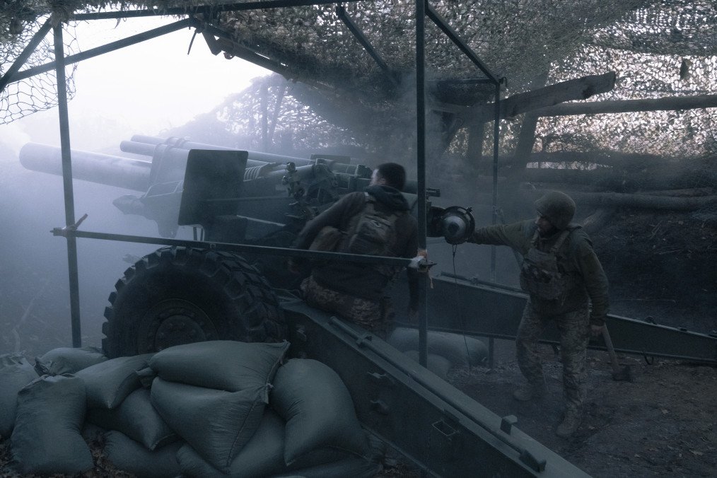 Artilleros ucranianos de la 152.ª Brigada Independiente de Granaderos operan el 16 de octubre de 2025 cerca de Pokrovsk, Ucrania. (Fuente: Getty Images)