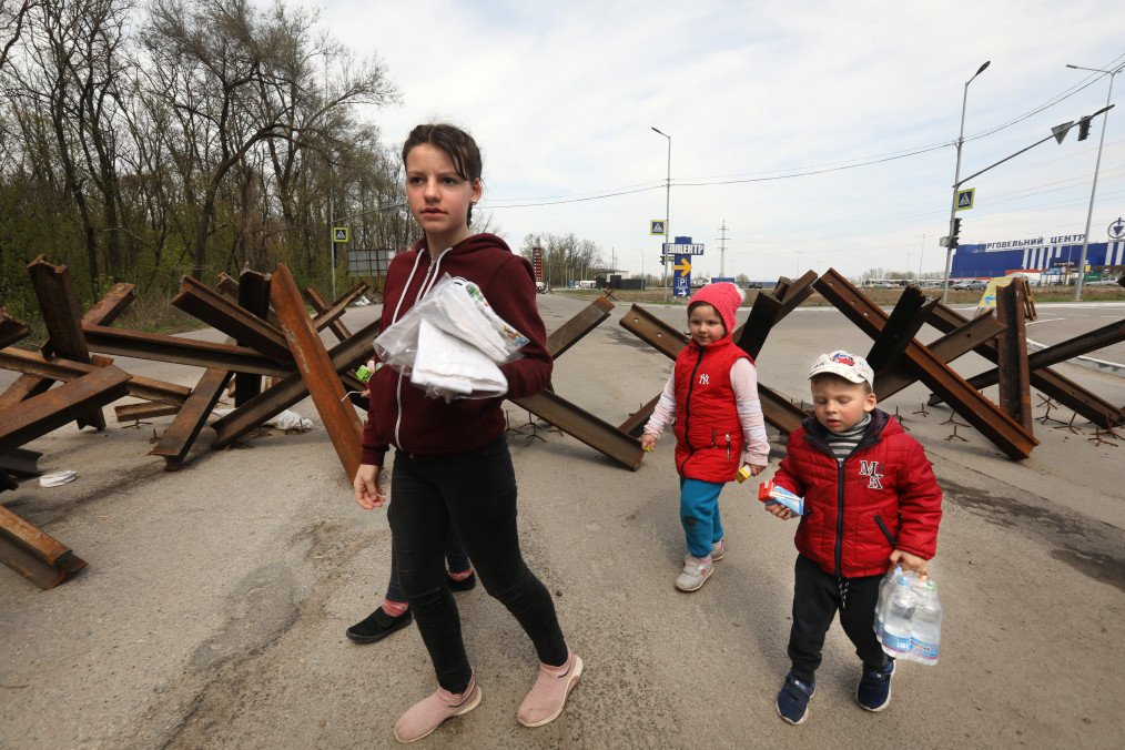 The Dolgovy family escaped from temporarily occupied territory, a town outside Melitopol, Ukraine, on April 24, 2022. Illustrative image. (Photo: Getty Images)