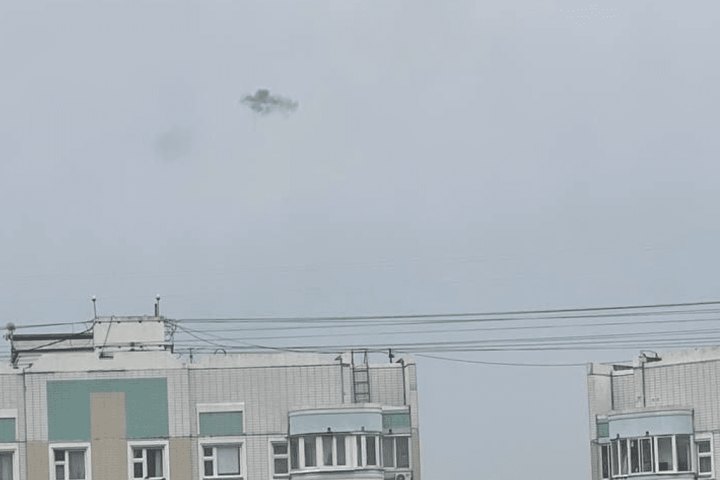 An unidentified aerial object is seen above residential buildings in Moscow amid reports of drones and balloons over the Russian capital on October 9, 2026. (Source: Open source)