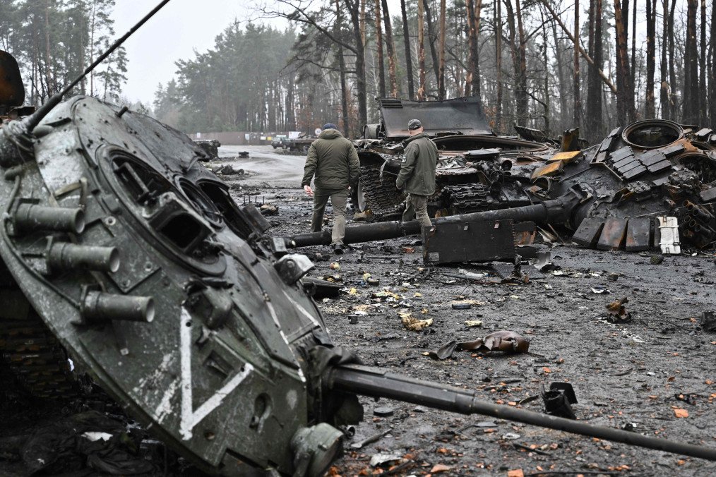 Illustrative image. Ukrainian servicemen walk next to destroyed Russian tanks and armored personnel carriers in Dmytrivka village, west of Kyiv, on April 2, 2022. Illustrative image. Ukrainian servicemen walk next to destroyed Russian tanks and armored personnel carriers in Dmytrivka village, west of Kyiv, on April 2, 2022.