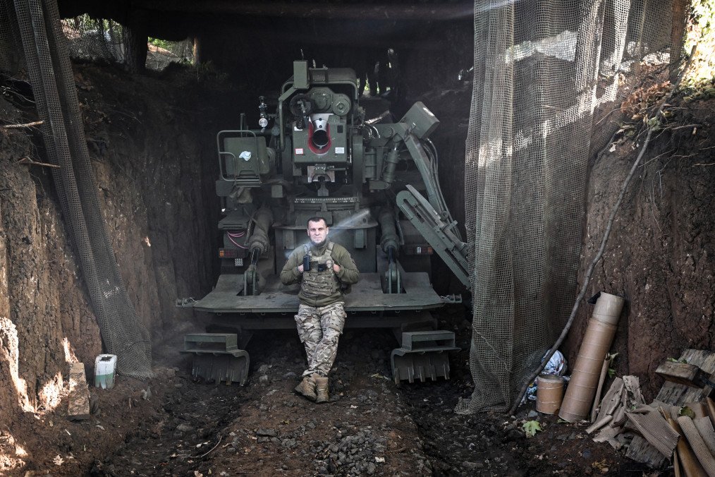 Un soldado de la 44.ª Brigada de Artillería Independiente posa para una fotografía con el obús autopropulsado "Bohdana" durante los preparativos para una misión de combate en la dirección de Zaporizhzhia, el 13 de septiembre de 2025. (Fuente: Getty Images