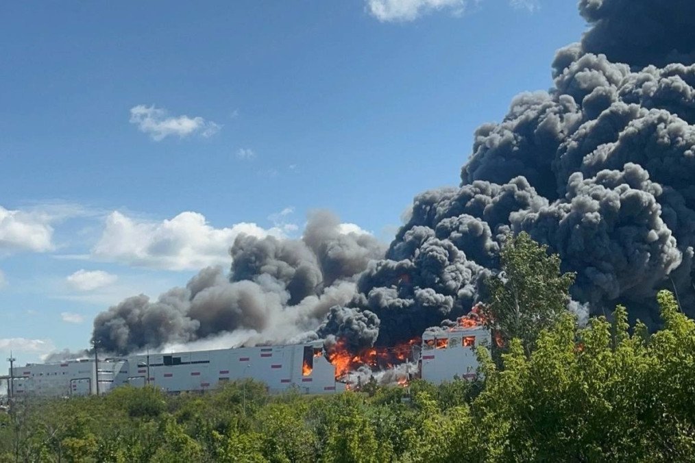 A fire engulfs the Wildberries logistics center in Novosemeykino, Russia's Samara region, following a Ukrainian drone strike on August 2, 2026. (Source: Exilenova+) A fire engulfs the Wildberries logistics center in Novosemeykino, Russia's Samara region, following a Ukrainian drone strike on August 2, 2026. (Source: Exilenova+)
