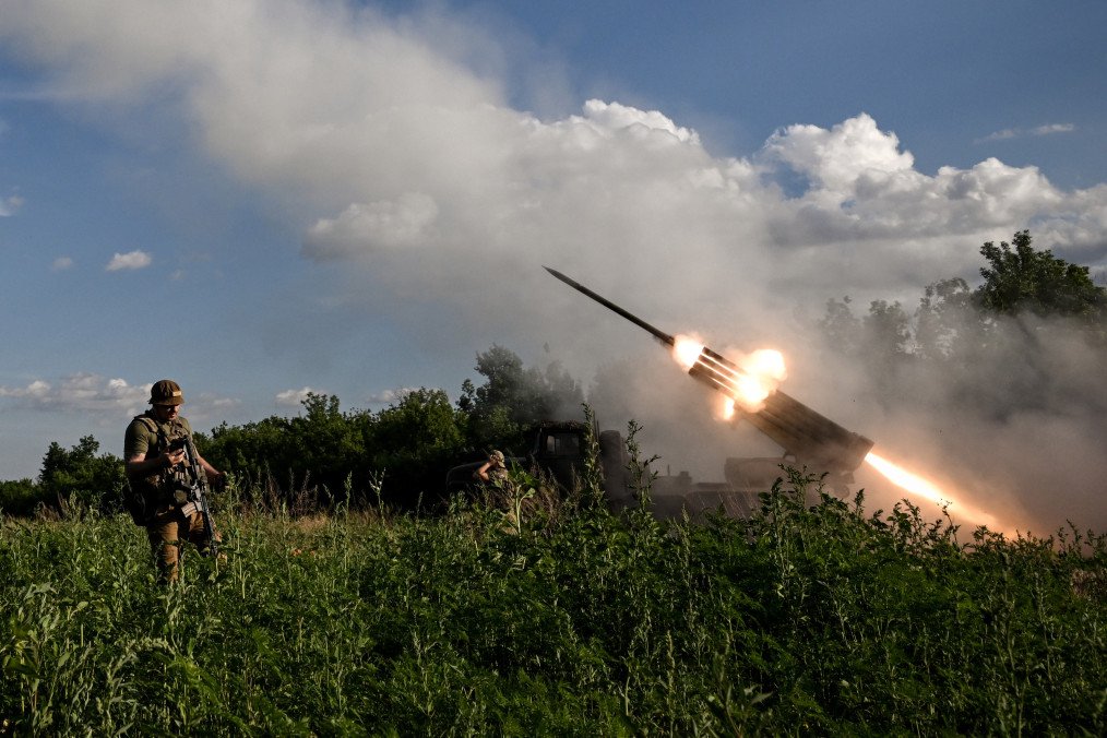 Soldiers from the 148th Separate Artillery Zhytomyr Brigade of the Ukrainian Airborne Forces fire missiles from a BM-21 Grad MLR in the Oleksandrivka sector, Dnipropetrovsk region, Ukraine, on June 22, 2026. Illustrative photo. (Source: Getty Images)