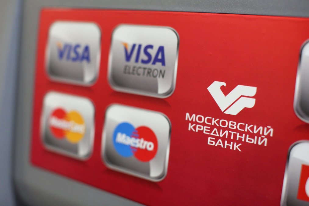 Russian Banks Freeze Transfers Over Payment Comments Logos for Visa Inc., Maestro and Mastercard Inc. payment systems sit on an automated teller machine used by a customer inside a Credit Bank of Moscow bank branch in Moscow, Russia, April 22, 2014. Illustrative image. (Photo: Getty Images)