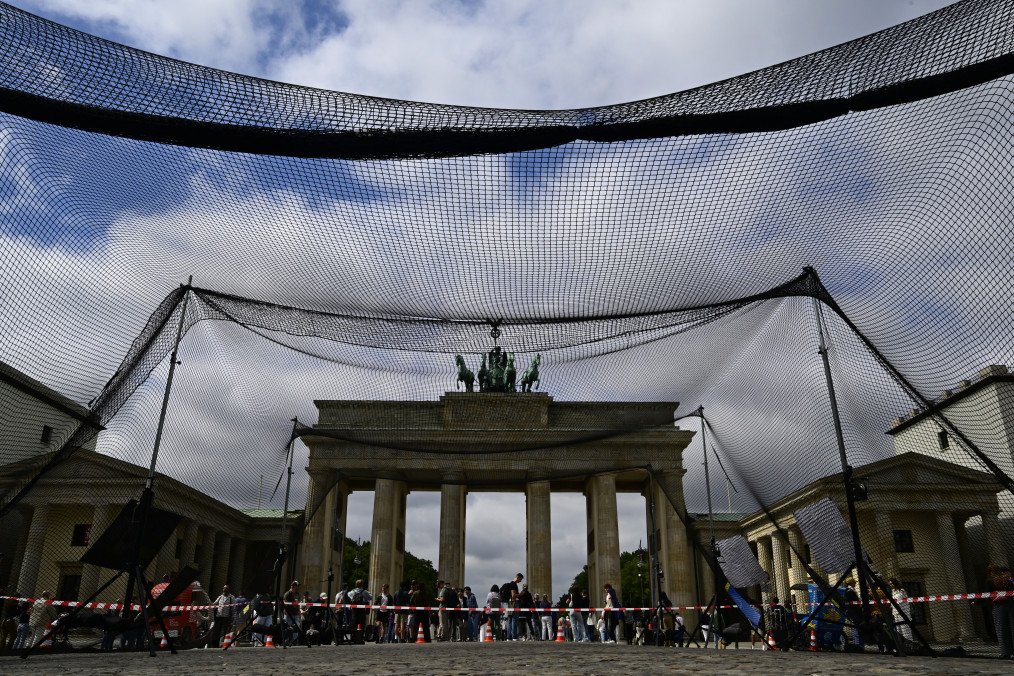 Berlin’s landmark, the Brandenburg Gate, is seen behind a symbolic protective netting against drones set up by activists as part of an installation on August 24, 2026, to mark Ukrainian Independence Day. Berlin’s landmark, the Brandenburg Gate, is seen behind a symbolic protective netting against drones set up by activists as part of an installation on August 24, 2026, to mark Ukrainian Independence Day.