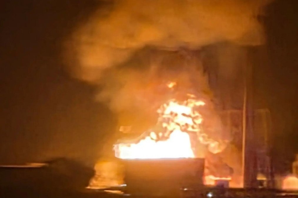A massive fire engulfs Russia’s Azot chemical plant in Novomoskovsk following a drone attack on October 28, 2026. (Source: Exilenova+)