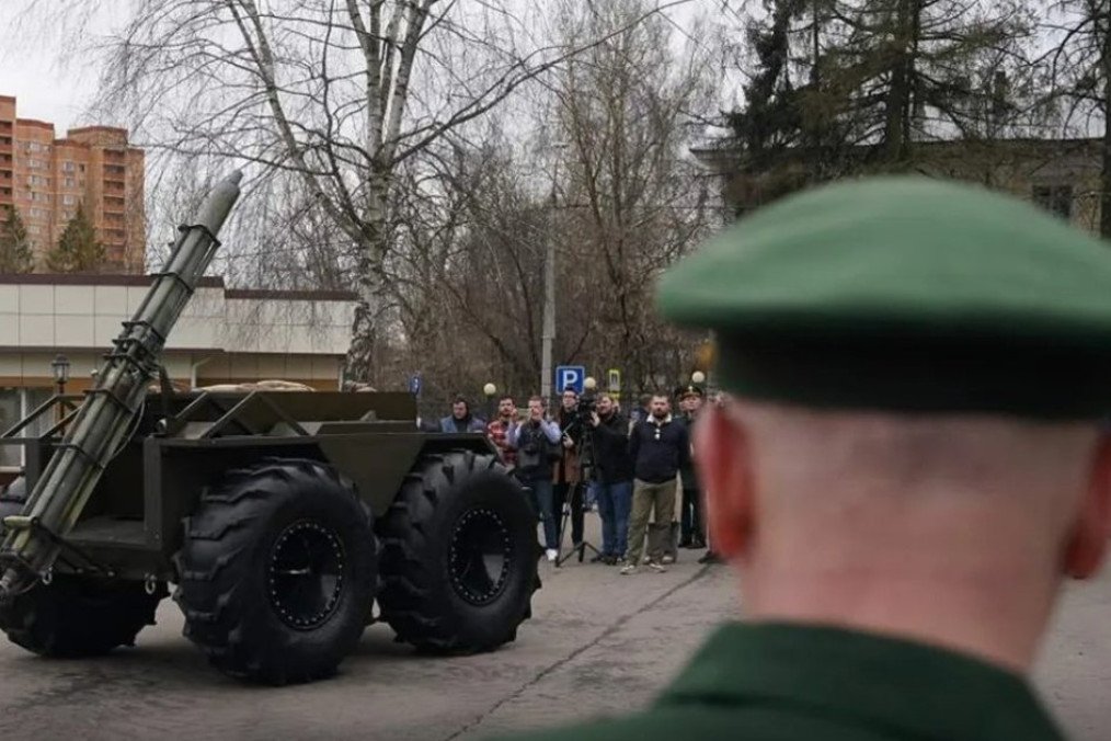 Heavy Russian unmanned ground vehicle “Chelnok.” (Source: Defence Blog) Heavy Russian unmanned ground vehicle “Chelnok.” (Source: Defence Blog)