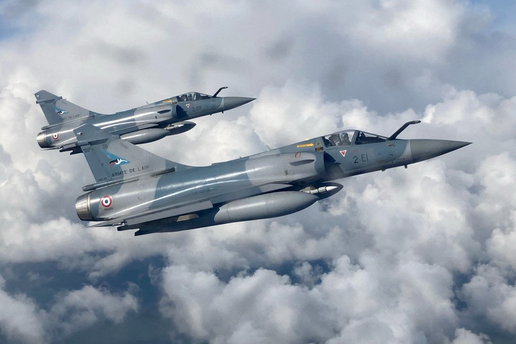 Cazas franceses Mirage 2000 sobrevuelan Estonia durante tareas de patrulla de la OTAN el 30 de marzo de 2022. Francia asumió la misión de Bélgica para reforzar el flanco oriental de la OTAN en medio de la invasión rusa de Ucrania. (Fuente: Getty Images)