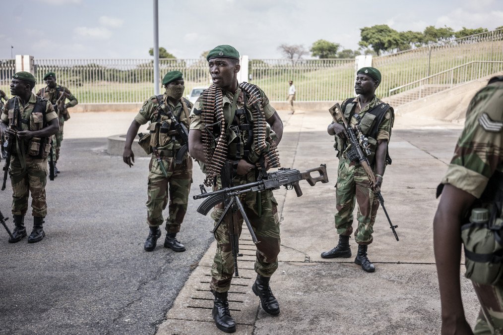 Zimbabwean military personnel arrive to secure the area ahead of the ceremony at the National Sport Stadium in Harare, on November 24, 2017. Illustrative photo. (Source: Getty Images)