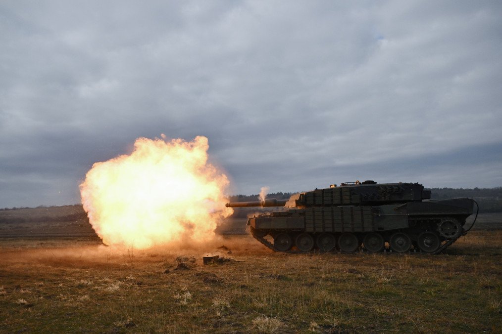 Ukrainian Leopard 2 Tank Eliminates Entire Russian Armored Column in Donetsk Region, Video