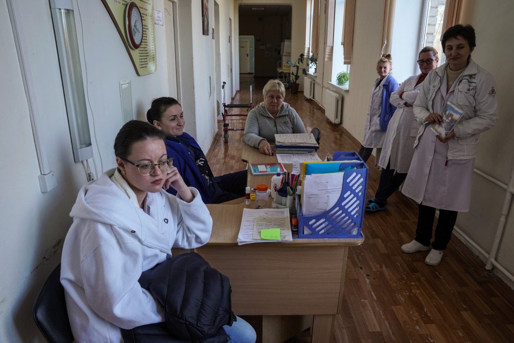 Doctors in the hall of city hospital on November 14, 2022 in Kherson, Ukraine. Illustrative photo. (Source: Getty Images)