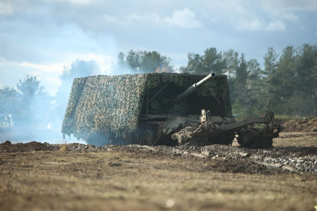 Belarusian T-72 with “tank-shed” and a mine plow during drills. (Source: Belarusian Defense Ministry)