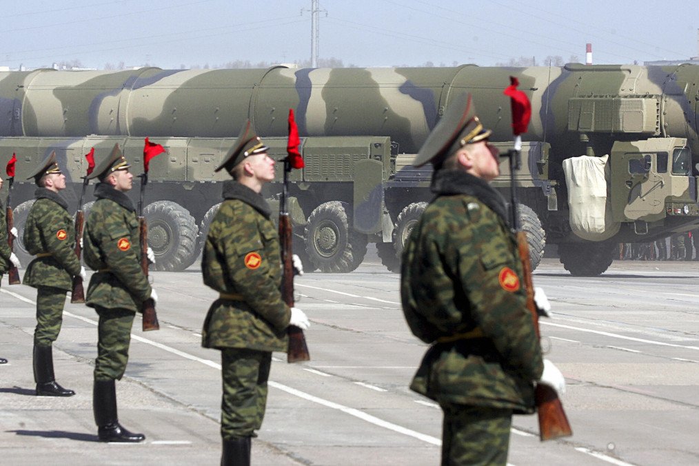 Russian soldiers stand near a Topol-M ICBM at Alabino, outside Moscow, on April 22, 2008. Illustrative photo. (Source: Getty Images)