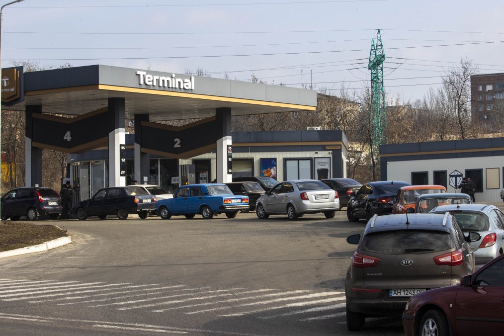 Fila de coches esperando para repostar combustible en una estación de servicio en Kramatorsk tras el inicio de la invasión de Rusia.
