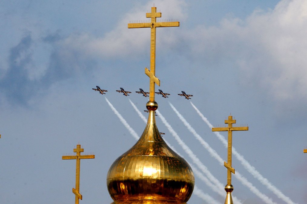The Fursan Al Emarat aerobatics demonstration team from the UAE performs during an exhibition flight at the annual air show MAKS 2017, outside Moscow, on July 20, 2017. Illustrative photo.