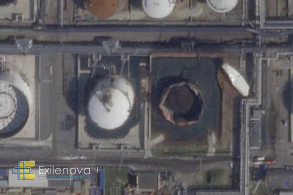 Damaged oil storage tank at the Moscow Oil Refinery with its roof blown off following a drone strike. (Source: Exilenova+) Damaged oil storage tank at the Moscow Oil Refinery with its roof blown off following a drone strike. (Source: Exilenova+)