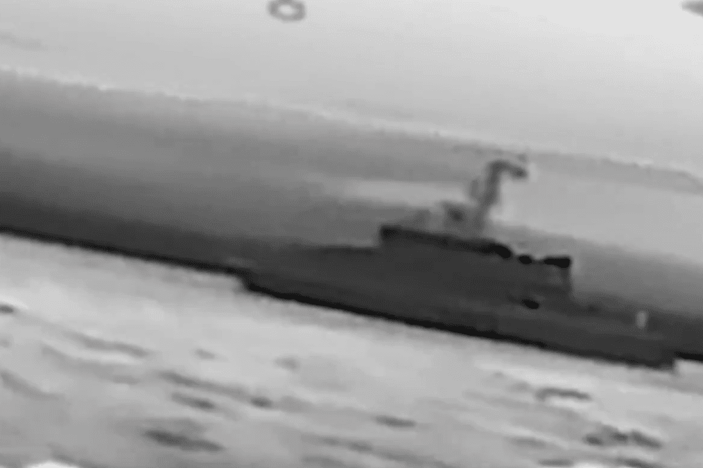 Barcos rusos dañados por drones navales ucranianos cerca del puente de Kerch en Crimea.