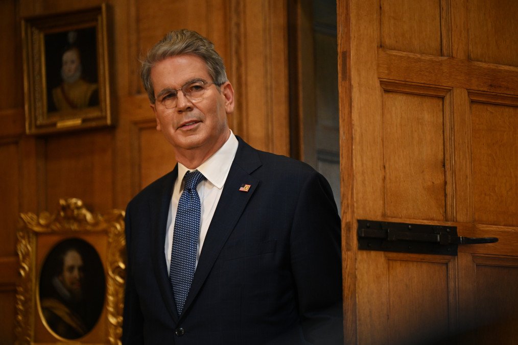 El secretario del Tesoro de EE.UU. asiste a una rueda de prensa celebrada por el presidente de Estados Unidos, y el primer ministro del Reino Unido, en Chequers al concluir una visita de Estado el 18 de septiembre de 2025 en Inglaterra. (Fuente: Getty)