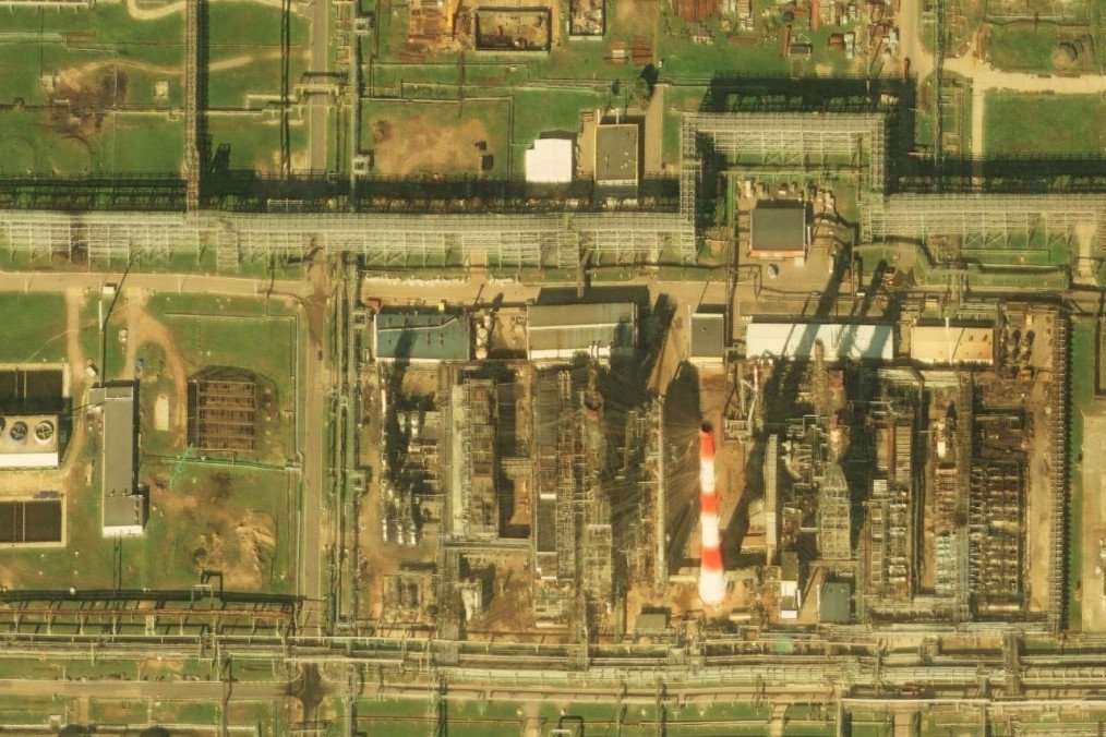 Satellite imagery showing damage to pipelines feeding the AVT-4 and AVT-5 crude distillation units at the Kuibyshev Oil Refinery. (Source: OSINT project “Absolutely Reliable Source”) Satellite imagery showing damage to pipelines feeding the AVT-4 and AVT-5 crude distillation units at the Kuibyshev Oil Refinery. (Source: OSINT project “Absolutely Reliable Source”)