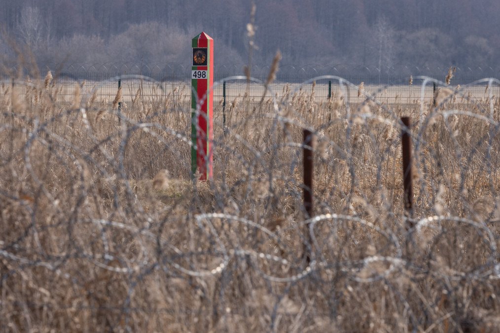 A Belarussian border post is seen behind a barbed wire fence as Poland's Prime Minister inspects the border fence and infrastructure in Ozierany Male, eastern Poland, on March 22, 2025. Illustrative photo. (Source: Getty Images)