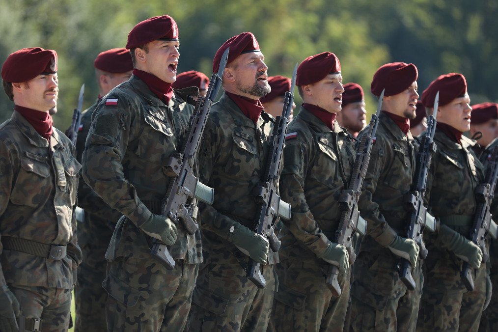Soldados polacos participan en las celebraciones oficiales del Día de la 6.ª Brigada Aerotransportada en el Museo de Aviación Polaca en Cracovia, Polonia, el 3 de octubre de 2025. (Fuente: Getty Images)