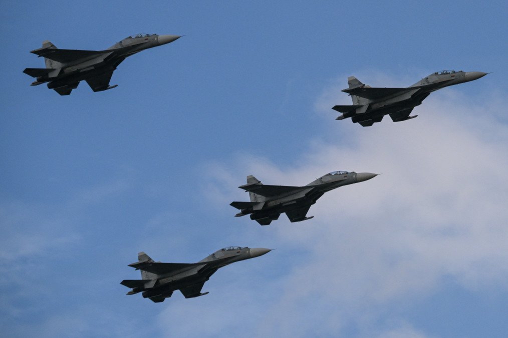 Russian-made Venezuelan Air Force Sukhoi Su-30MKV multirole strike fighters overfly a military parade on July 5, 2022. Illustrative photo. (Source: Getty Images)
