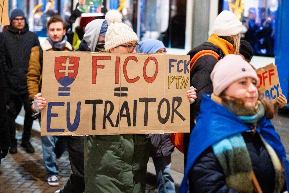 Slovak PM Fico Tells Students Supporting Ukraine to “Go Fight There” During School Visit