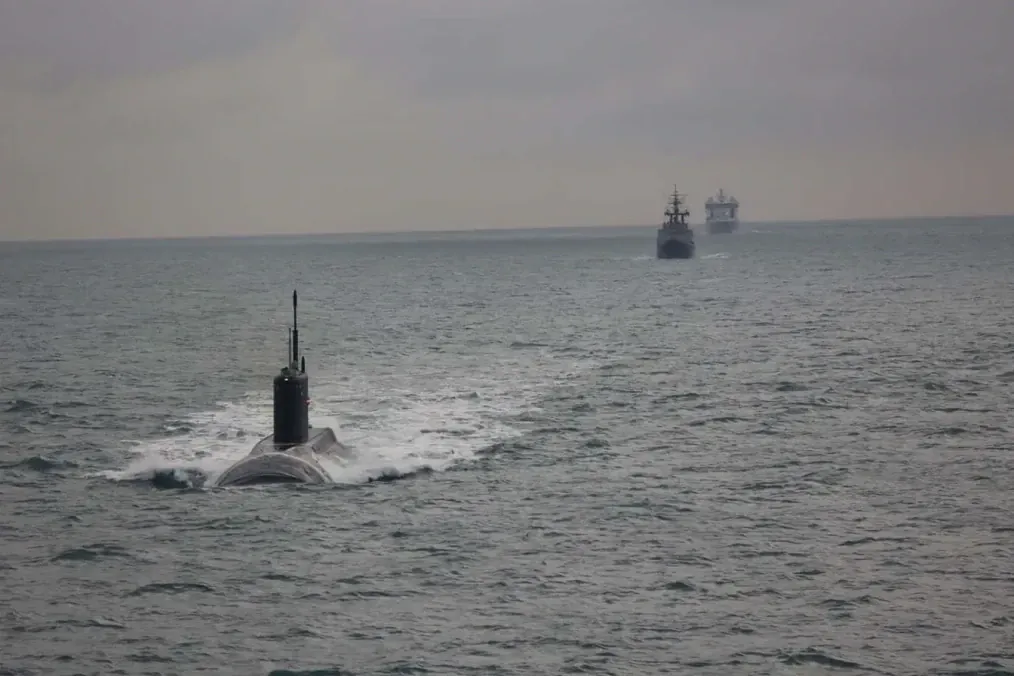 Illustrative image. Russian Kilo-class submarine Krasnodar, accompanied by the tug Altay, moves through the English Channel, December 11, 2025. (Source: Royal Navy)
