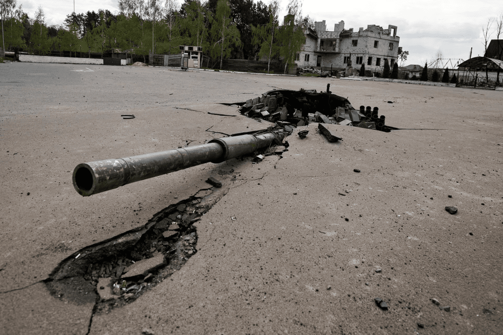 tanque ruso destruido en Ucrania en la región de Kyiv durante la guerra Ucrania Rusia imagen de pérdidas militares rusas vehículo blindado destruido conflicto Ucrania hoy frente de combate Rusia Ucrania