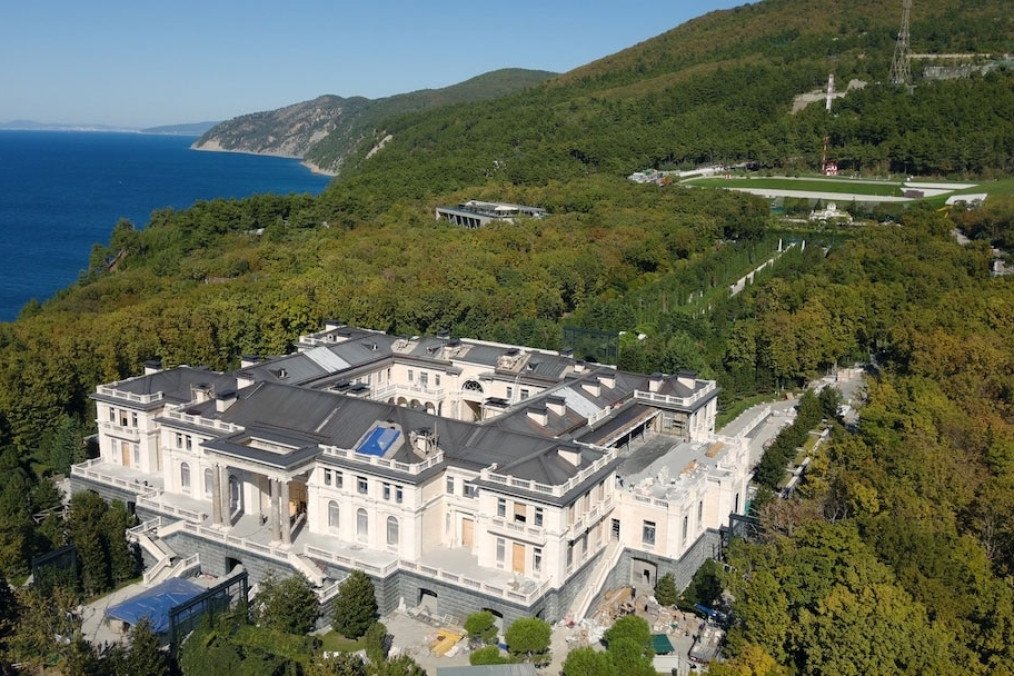 Putin’s estate on the Black Sea coast in Gelendzhik area, temporarily occupied Crimea. (Source: krymr.com) Putin’s estate on the Black Sea coast in Gelendzhik area, temporarily occupied Crimea. (Source: krymr.com)