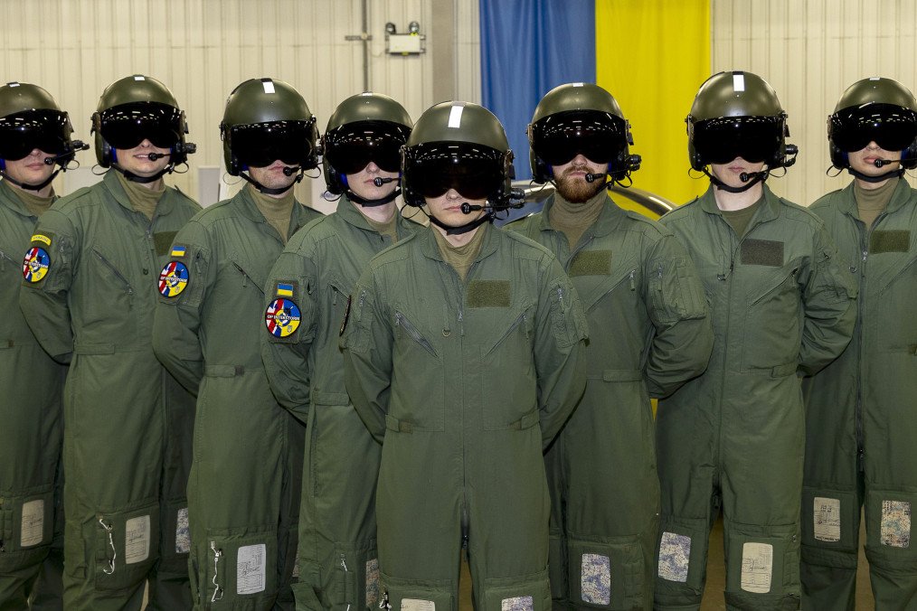 New Group of Ukrainian Pilots Graduates From Royal Air Force Training in Britain