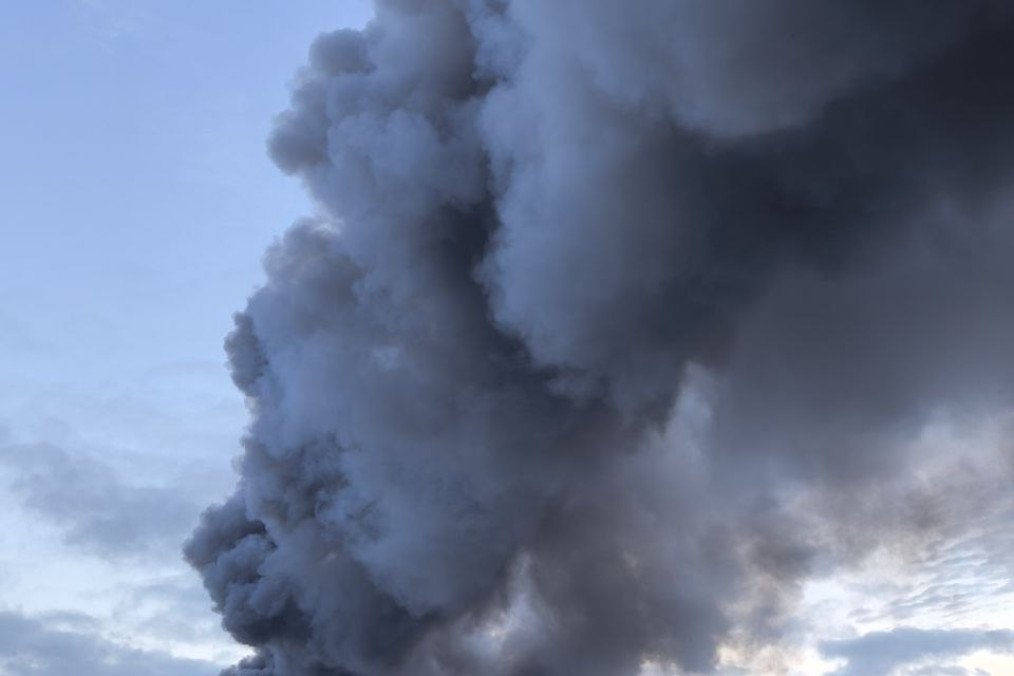 Thick black smoke rises from an Ozon warehouse near St. Petersburg following a reported drone strike on October 18, 2026. (Source: Exilenova+)
