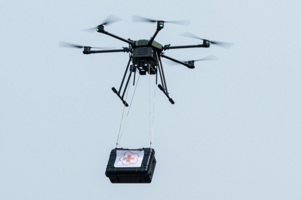 Ukraine Launches Pilot Project Using Drones to Transport Medical Supplies Donor Organs A drone flies with a medical box. Illustrative image. (Source: Getty Images)