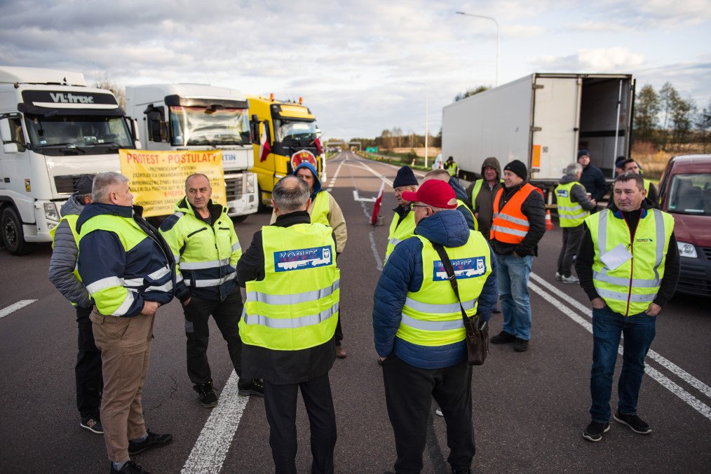 Polish Farmers Block Key Ukraine Border Crossing