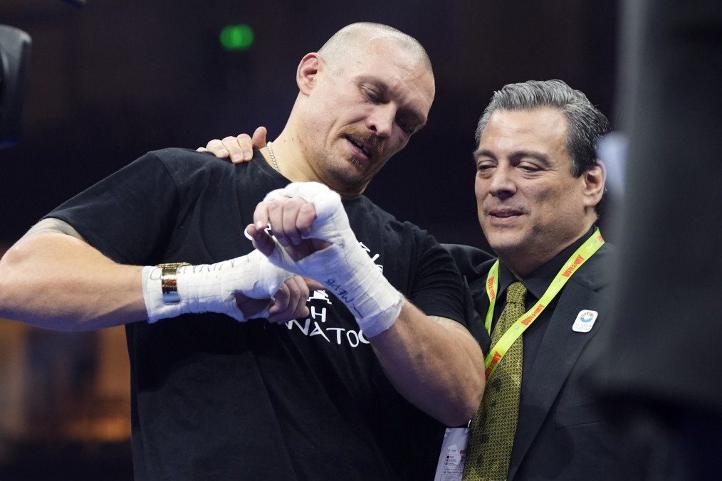 Oleksandr Usyk with Mauricio Sulaimán, President of the World Boxing Council. (Source: Getty Images)