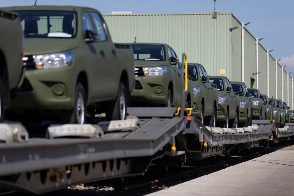 Toyota Hilux pickup trucks supplied by the Netherlands for Ukraine’s Unmanned Systems Force Command are transported by rail before deployment. (Source: Dutch Ministry of Defence)