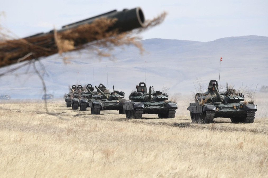 Russia Reportedly Moves Tanks in Biggest Redeployment Since Kyiv Offensive Fail Russia Reportedly Moves Tanks in Biggest Redeployment Since Kyiv Offensive Fail