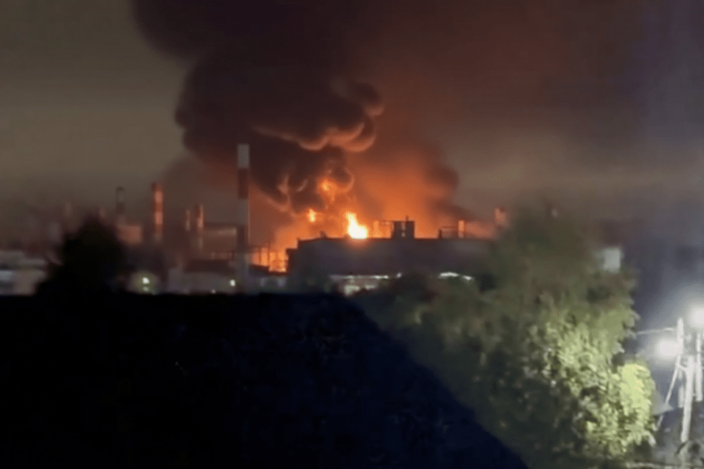 Incendio en el depósito de petróleo de Volodárskaya en la región de Moscú tras un ataque de drones.