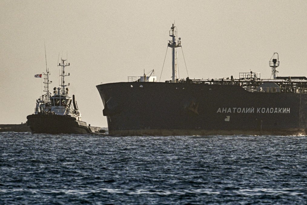 A tugboat guides the Russian oil tanker Anatoly Kolodkin as it arrives at the oil terminal in the port of Matanzas, northwestern Cuba. (Source: Getty Images)