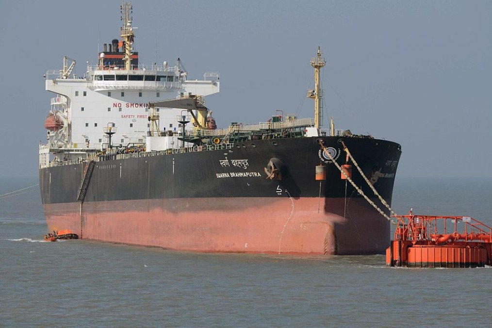 Russian Oil Tankers Stranded at Sea as India Cuts Purchases from Sanctioned Suppliers