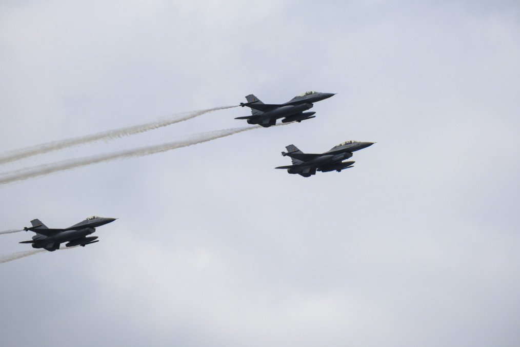 Three General Dynamics F-16 Fighting Falcon fly for a final training flight before the July 21 parade on July 19, 2023, in Brussels, Belgium. Illustrative photo. (Source: Getty Images)